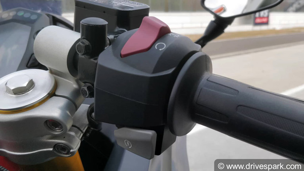 ಹೊಸ ವರ್ಷನ ಟಿವಿಎಸ್ ಅಪಾಚೆ ಆರ್‍ಆರ್ 310 ಬೈಕಿನ ಮಾಲೀಕರಾದ ಧೋನಿ