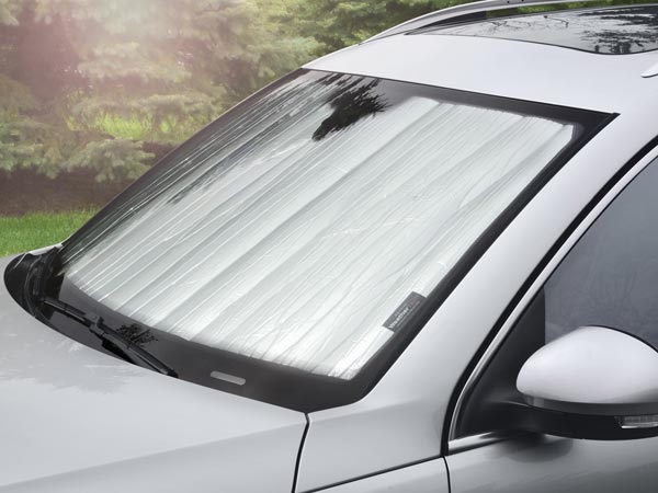 ಬಿಸಿಲ ಧಗೆಯಿಂದ ತಪ್ಪಿಸಿಕೊಳ್ಳಲು ಐಷಾರಾಮಿ ಕಾರಿಗೆ ಸೆಣಗಿ ಮೆತ್ತಿದ ಅಸಾಮಿ..!