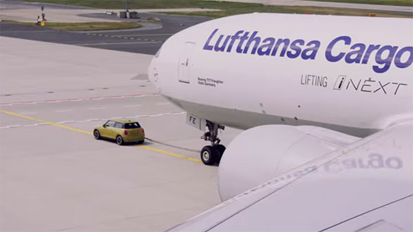 ಪ್ರಪಂಚದ ದೊಡ್ಡ ಜೆಟ್ ವಿಮಾನವನ್ನು ಎಳೆದ ಮಿನಿ ಕೂಪರ್..!