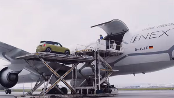 ಪ್ರಪಂಚದ ದೊಡ್ಡ ಜೆಟ್ ವಿಮಾನವನ್ನು ಎಳೆದ ಮಿನಿ ಕೂಪರ್..!