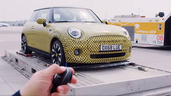 ಪ್ರಪಂಚದ ದೊಡ್ಡ ಜೆಟ್ ವಿಮಾನವನ್ನು ಎಳೆದ ಮಿನಿ ಕೂಪರ್..!