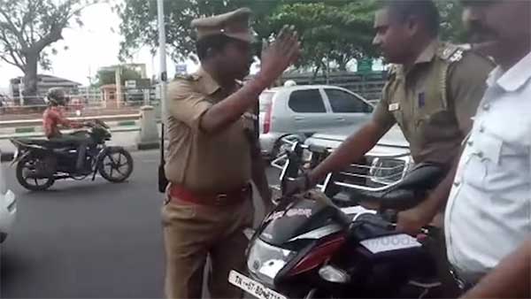 ಹೆಲ್ಮೆಟ್ ಹಾಕದ ಸಬ್ ಇನ್ಸ್‌ಪೆಕ್ಟರ್‌ಗೆ ಸರಿಯಾಗಿಯೇ ಪಾಠ ಕಲಿಸಿದ ಕಾನ್‌ಸ್ಟೆಬಲ್‌