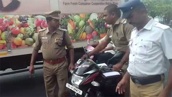 ಹೆಲ್ಮೆಟ್ ಹಾಕದ ಸಬ್ ಇನ್ಸ್‌ಪೆಕ್ಟರ್‌ಗೆ ಸರಿಯಾಗಿಯೇ ಪಾಠ ಕಲಿಸಿದ ಕಾನ್‌ಸ್ಟೆಬಲ್‌