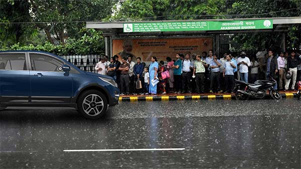 ಸ್ಕೂಟರ್‍‍ಗೆ ಹಾಕಿದ್ದ ಜ್ಯಾಮರ್ ಅನ್ನು ಕಿತ್ತೊಗೆದು ಸ್ಥಳದಿಂದ ಎಸ್ಕೇಪ್ ಆದ ಯುವತಿಯರು