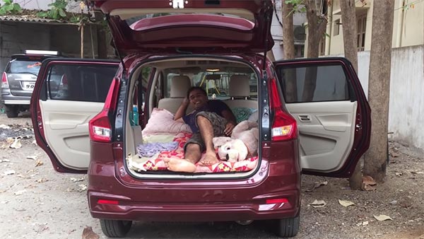 ಮಿನಿ ಬೆಡ್‍ರೂಂನಂತೆ ಮಾರ್ಪಾಡಾದ ಮಾರುತಿ ಸುಜುಕಿ ಎರ್ಟಿಗಾ ಕಾರು