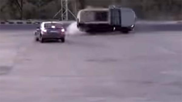 ಹ್ಯುಂಡೈ ಸ್ಯಾಂಟ್ರೋ ಗುದ್ದಿದ ರಭಸಕ್ಕೆ ಪಲ್ಟಿ ಹೊಡೆದ ಫೋರ್ಡ್ ಎಂಡೀವರ್