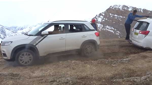 ಆಫ್ ರೋಡ್‌ನಲ್ಲಿ ಸಿಲುಕಿದ್ದ ಟೊಯೊಟಾ ಇನೋವಾ ಕ್ರಿಸ್ಟಾ ನೆರವಿಗೆ ಬಂದ ಮಾರುತಿ ಬ್ರೆಝಾ..!