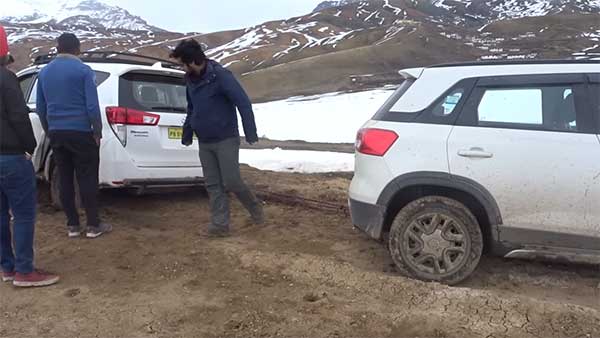 ಆಫ್ ರೋಡ್‌ನಲ್ಲಿ ಸಿಲುಕಿದ್ದ ಟೊಯೊಟಾ ಇನೋವಾ ಕ್ರಿಸ್ಟಾ ನೆರವಿಗೆ ಬಂದ ಮಾರುತಿ ಬ್ರೆಝಾ..!