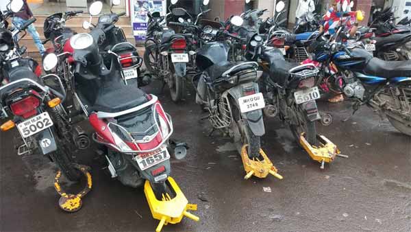 ಸ್ಕೂಟರ್‍‍ಗೆ ಹಾಕಿದ್ದ ಜ್ಯಾಮರ್ ಅನ್ನು ಕಿತ್ತೊಗೆದು ಸ್ಥಳದಿಂದ ಎಸ್ಕೇಪ್ ಆದ ಯುವತಿಯರು