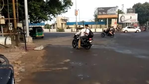 ವಾಹನ ಮಾಲೀಕರಿಂದ ಪ್ರತಿಭಟನೆ- ಮಕ್ಕಳನ್ನು ಶಾಲೆಗಳಿಗೆ ತಲುಪಿಸಿದ ಪೊಲೀಸರು