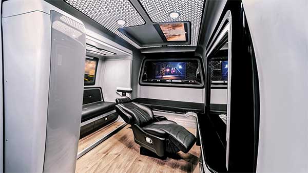 ಮಿನಿ ಆಫಿಸ್‍‍ಗೆ ಬೇಕಾದ ಎಲ್ಲಾ ಸೌಲಭ್ಯಗಳು ಈ ಐಷಾರಾಮಿ ಬಸ್ಸಿನಲ್ಲಿದೆಯಂತೆ.!