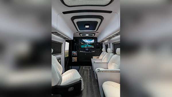 ಮಿನಿ ಆಫಿಸ್‍‍ಗೆ ಬೇಕಾದ ಎಲ್ಲಾ ಸೌಲಭ್ಯಗಳು ಈ ಐಷಾರಾಮಿ ಬಸ್ಸಿನಲ್ಲಿದೆಯಂತೆ.!