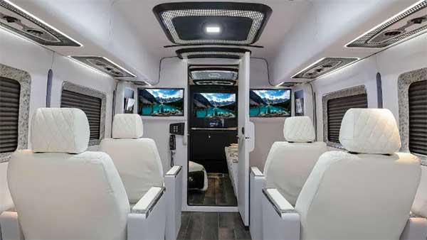 ಮಿನಿ ಆಫಿಸ್‍‍ಗೆ ಬೇಕಾದ ಎಲ್ಲಾ ಸೌಲಭ್ಯಗಳು ಈ ಐಷಾರಾಮಿ ಬಸ್ಸಿನಲ್ಲಿದೆಯಂತೆ.!