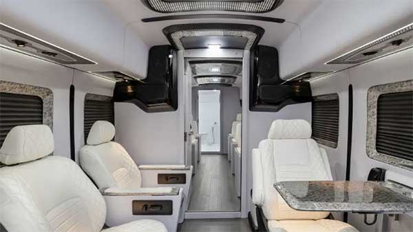 ಮಿನಿ ಆಫಿಸ್‍‍ಗೆ ಬೇಕಾದ ಎಲ್ಲಾ ಸೌಲಭ್ಯಗಳು ಈ ಐಷಾರಾಮಿ ಬಸ್ಸಿನಲ್ಲಿದೆಯಂತೆ.!