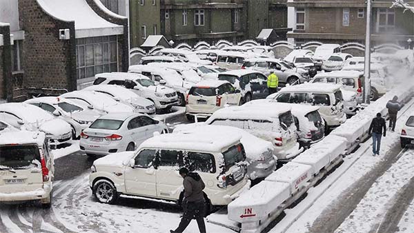 ಸ್ಕೂಟರ್‍‍ಗೆ ಹಾಕಿದ್ದ ಜ್ಯಾಮರ್ ಅನ್ನು ಕಿತ್ತೊಗೆದು ಸ್ಥಳದಿಂದ ಎಸ್ಕೇಪ್ ಆದ ಯುವತಿಯರು