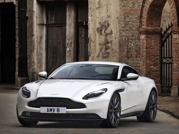 ಆಸ್ಟನ್ ಮಾರ್ಟಿನ್ ಕಾರು ಚಲಾಯಿಸಿದ ಜೇಮ್ಸ್ ಬಾಂಡ್