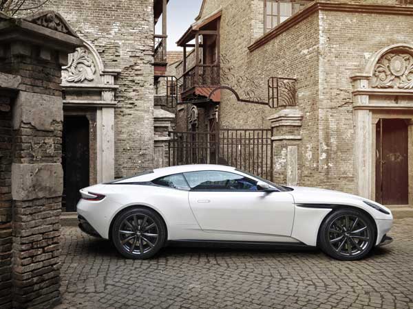 ಆಸ್ಟನ್ ಮಾರ್ಟಿನ್ ಕಾರು ಚಲಾಯಿಸಿದ ಜೇಮ್ಸ್ ಬಾಂಡ್