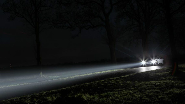 ಅಪಘಾತಕ್ಕೀಡಾದ 80 ಲಕ್ಷ ಬೆಲೆಬಾಳುವ ಐಷಾರಾಮಿ ಕಾರು