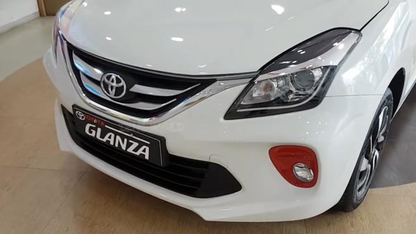 ಡೀಲರ್‍‍ನ ಬಳಿ ಕಾಣಿಸಿಕೊಂಡ ಡ್ಯುಯಲ್ ಟೋನ್ ಟೊಯೊಟಾ ಗ್ಲಾಂಝಾ