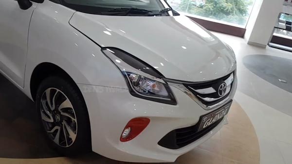 ಡೀಲರ್‍‍ನ ಬಳಿ ಕಾಣಿಸಿಕೊಂಡ ಡ್ಯುಯಲ್ ಟೋನ್ ಟೊಯೊಟಾ ಗ್ಲಾಂಝಾ