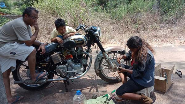 ಇವರು ದೇಶದಲ್ಲಿರುವ ಪ್ರಸಿದ್ಧ ಮಹಿಳಾ ರಾಯಲ್ ಎನ್‍ಫೀಲ್ಡ್ ಬೈಕ್ ಮೆಕ್ಯಾನಿಕ್‍ಗಳು