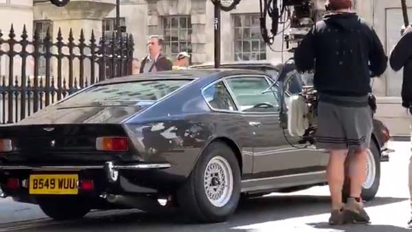 ಆಸ್ಟನ್ ಮಾರ್ಟಿನ್ ಕಾರು ಚಲಾಯಿಸಿದ ಜೇಮ್ಸ್ ಬಾಂಡ್