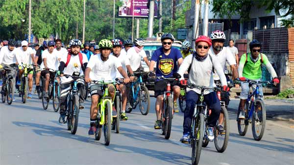 ಮಾರುತಿ ಸುಜುಕಿ ಕಾರು ಚಾಲಕಿಗೆ ಹೆಲ್ಮೆಟ್ ಹಾಕಿಲ್ಲವೆಂದು ದಂಡ ಹಾಕಿದ ಪೊಲೀಸರು
