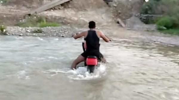 ಹರಿಯುವ ನದಿಯಲ್ಲಿ ಮಾಡಿಫೈಡ್ ಆರ್‍ಇ ಬೈಕಿನ ಚಮತ್ಕಾರ