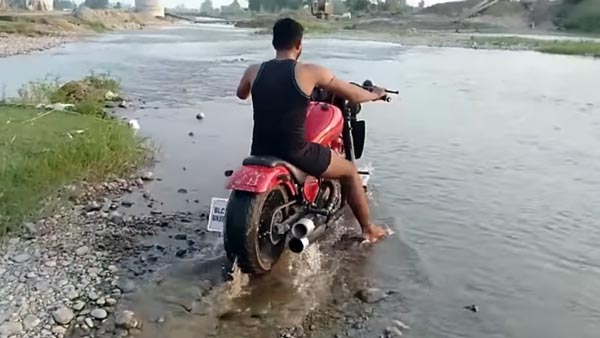 ಹರಿಯುವ ನದಿಯಲ್ಲಿ ಮಾಡಿಫೈಡ್ ಆರ್‍ಇ ಬೈಕಿನ ಚಮತ್ಕಾರ