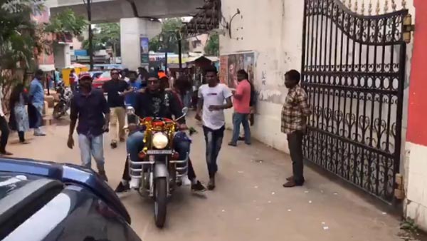 ಟ್ರಾಫಿಕ್ ಪೊಲೀಸರನ್ನು ಕೆಣಕಿ ದಂಡ ವಿಧಿಸಿಕೊಂಡ ರಾಮ್ ಗೋಪಾಲ್ ವರ್ಮಾ