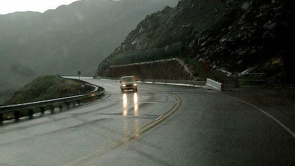 ಅಪಘಾತಕ್ಕೀಡಾದ 80 ಲಕ್ಷ ಬೆಲೆಬಾಳುವ ಐಷಾರಾಮಿ ಕಾರು