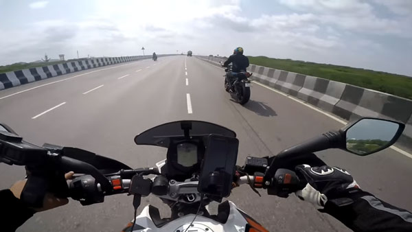 ತನ್ನದಲ್ಲದ ತಪ್ಪಿಗೆ ಕೂಗಾಡಿದ್ದಕ್ಕೆ ಬಸ್ ಅಡ್ಡಗಟ್ಟಿದ ಬೈಕ್ ಸವಾರ..!