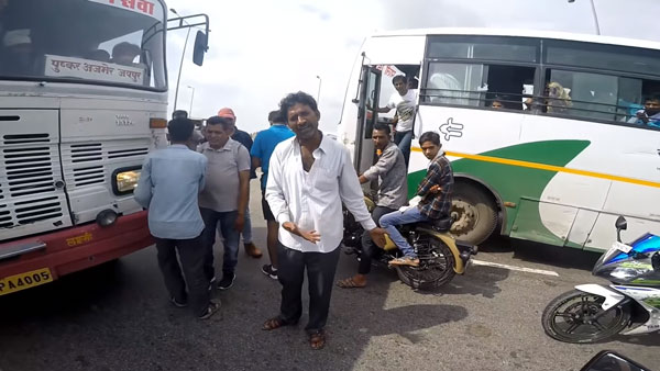 ತನ್ನದಲ್ಲದ ತಪ್ಪಿಗೆ ಕೂಗಾಡಿದ್ದಕ್ಕೆ ಬಸ್ ಅಡ್ಡಗಟ್ಟಿದ ಬೈಕ್ ಸವಾರ..!