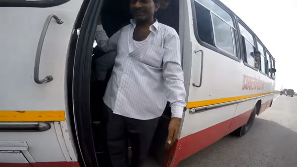 ತನ್ನದಲ್ಲದ ತಪ್ಪಿಗೆ ಕೂಗಾಡಿದ್ದಕ್ಕೆ ಬಸ್ ಅಡ್ಡಗಟ್ಟಿದ ಬೈಕ್ ಸವಾರ..!