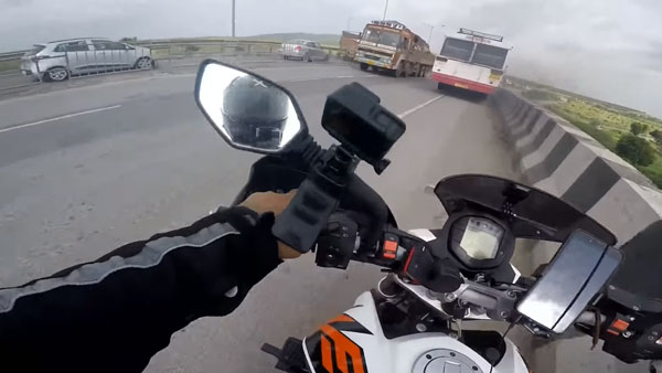 ತನ್ನದಲ್ಲದ ತಪ್ಪಿಗೆ ಕೂಗಾಡಿದ್ದಕ್ಕೆ ಬಸ್ ಅಡ್ಡಗಟ್ಟಿದ ಬೈಕ್ ಸವಾರ..!