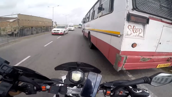 ತನ್ನದಲ್ಲದ ತಪ್ಪಿಗೆ ಕೂಗಾಡಿದ್ದಕ್ಕೆ ಬಸ್ ಅಡ್ಡಗಟ್ಟಿದ ಬೈಕ್ ಸವಾರ..!