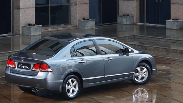 ಪೊಲೀಸ್ ಸ್ಟಿಕ್ಕರ್ ಅಂಟಿಸಿಕೊಂಡು ಸಿಕ್ಕಿಬಿದ್ದ ಐನಾತಿ..!