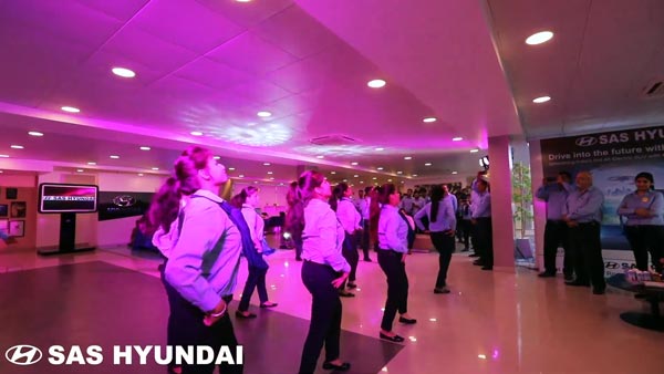 ಕಾರ್ ಡೆಲಿವರಿ ಸಮಯದಲ್ಲಿ ಡ್ಯಾನ್ಸ್ ಮಾಡಿದ ಶೋರೂಂ ಸಿಬ್ಬಂದಿ