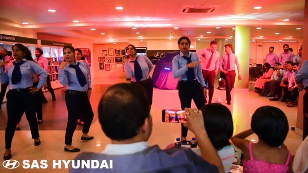 ಕಾರ್ ಡೆಲಿವರಿ ಸಮಯದಲ್ಲಿ ಡ್ಯಾನ್ಸ್ ಮಾಡಿದ ಶೋರೂಂ ಸಿಬ್ಬಂದಿ