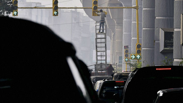 ದಂಡ ವಿಧಿಸಿದ ಪೊಲೀಸರಿಗೆ ಸರಿಯಾಗಿ ಚಮಕ್ ಕೊಟ್ಟ ಎಲೆಕ್ಟ್ರಿಷಿಯನ್