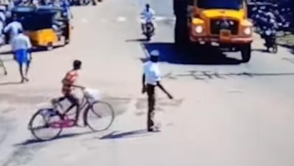 ಯಮರೂಪಿ ಟ್ರಕ್‍‍ನಿಂದ ಬಾಲಕನ ಪ್ರಾಣ ಉಳಿಸಿದ ಪೊಲೀಸಪ್ಪ..!