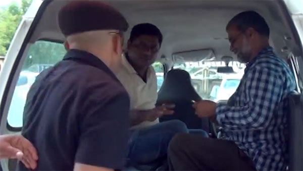 ಹದಗೆಟ್ಟ ರಸ್ತೆಗಳಲ್ಲಿ ಎಂಜಿನಿಯರ್‍‍‍ಗೆ ಬುದ್ದಿ ಕಲಿಸಿದ ಜನ..!