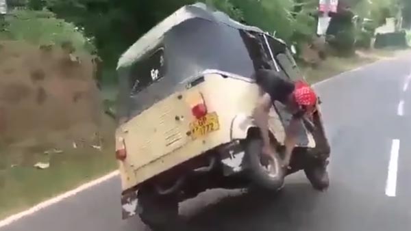 ಬಾಂಡ್ ಶೈಲಿಯಲ್ಲಿ ಚಲಿಸುತ್ತಿರುವ ಆಟೋದ ಟಯರ್ ಬದಲಿಸಿದ ಭೂಪ..!