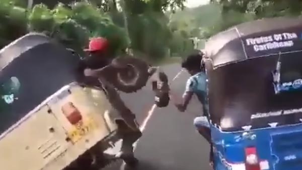 ಬಾಂಡ್ ಶೈಲಿಯಲ್ಲಿ ಚಲಿಸುತ್ತಿರುವ ಆಟೋದ ಟಯರ್ ಬದಲಿಸಿದ ಭೂಪ..!