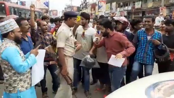 ಸಂಚಾರಿ ನಿಯಮ ಉಲ್ಲಂಘಿಸಿದ ಪೊಲೀಸರಿಗೆ ಬಿಸಿ ಮುಟ್ಟಿಸಿದ ಸಾರ್ವಜನಿಕರು