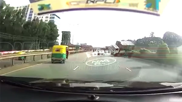 ಟ್ರಕ್ ಗುದ್ದಿದರೂ ಬಚಾವ್ ಆದ ಕಾರು ಚಾಲಕ..!