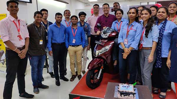 ಕಳೆದ ವಾರವಷ್ಟೇ ಬಿಎಸ್-6 ಎಂಜಿನ್ ಪ್ರೇರಿತ ಆಕ್ಟಿವಾ 125 ಸ್ಕೂಟರ್ ಮಾದರಿಯನ್ನು ಬಿಡುಗಡೆ ಮಾಡಿದ್ದ ಹೋಂಡಾ ಸಂಸ್ಥೆಯು ಸ್ಕೂಟರ್ ಮಾರಾಟಕ್ಕೆ ಅಧಿಕೃತ ಚಾಲನೆ ನೀಡಿದ್ದು, ಬುಕ್ಕಿಂಗ್ ಮಾಡಿದ್ದ ಮೊದಲ ಗ್ರಾಹಕನಿಗೆ ಇಂದು ಮೊದಲ ಬಿಎಸ್-6 ಸ್ಕೂಟರ್ ವಿತರಣೆ ಮಾಡಲಾಗಿದೆ.