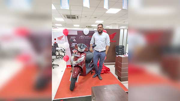 ಕಳೆದ ವಾರವಷ್ಟೇ ಬಿಎಸ್-6 ಎಂಜಿನ್ ಪ್ರೇರಿತ ಆಕ್ಟಿವಾ 125 ಸ್ಕೂಟರ್ ಮಾದರಿಯನ್ನು ಬಿಡುಗಡೆ ಮಾಡಿದ್ದ ಹೋಂಡಾ ಸಂಸ್ಥೆಯು ಸ್ಕೂಟರ್ ಮಾರಾಟಕ್ಕೆ ಅಧಿಕೃತ ಚಾಲನೆ ನೀಡಿದ್ದು, ಬುಕ್ಕಿಂಗ್ ಮಾಡಿದ್ದ ಮೊದಲ ಗ್ರಾಹಕನಿಗೆ ಇಂದು ಮೊದಲ ಬಿಎಸ್-6 ಸ್ಕೂಟರ್ ವಿತರಣೆ ಮಾಡಲಾಗಿದೆ.