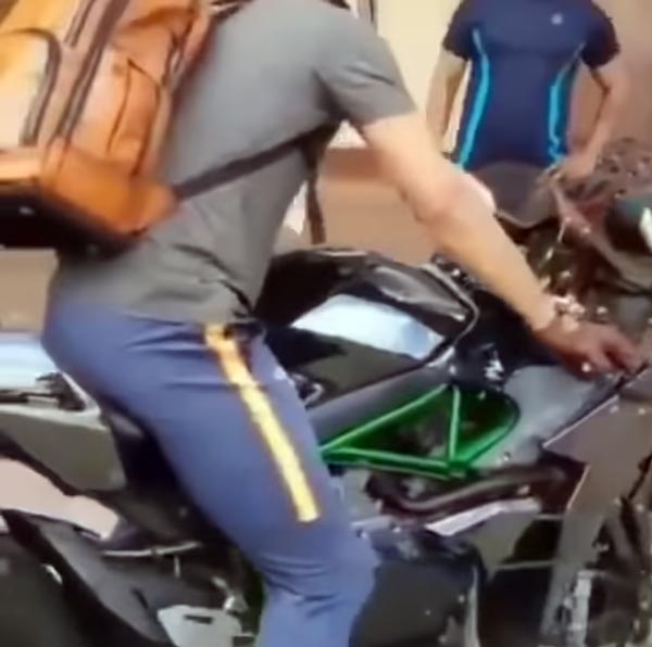 ಸೂಪರ್‍‍ಬೈಕಿನಲ್ಲಿ ಕಣ್ಣಿಗೆ ಬಿದ್ದ ಎಂ‍ಎಸ್ ಧೋನಿ 