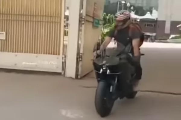 ಸೂಪರ್‍‍ಬೈಕಿನಲ್ಲಿ ಕಣ್ಣಿಗೆ ಬಿದ್ದ ಎಂ‍ಎಸ್ ಧೋನಿ 